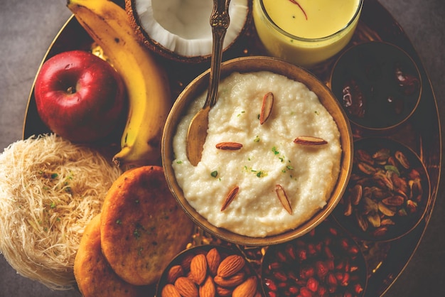 Sargi Karwa Chauth 아침 식사 메뉴는 금식을 시작하기 전 또는 karva chauth 인도 음식에 있습니다.