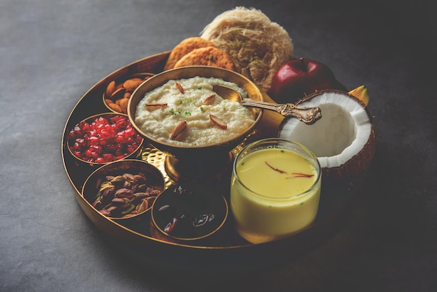 Sargi Karwa Chauth 아침 식사 메뉴는 금식을 시작하기 전 또는 karva chauth 인도 음식에 있습니다.