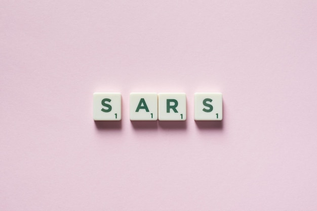 Sars gevormd uit scrabble tegels