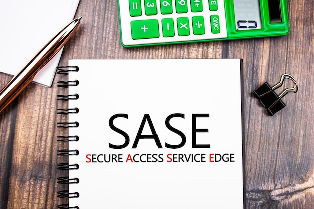 SASE Secure Access Service Edge-tekstconcept op een notitieblok naast een rekenmachine Een technologie die wordt gebruikt om een WAN te leveren