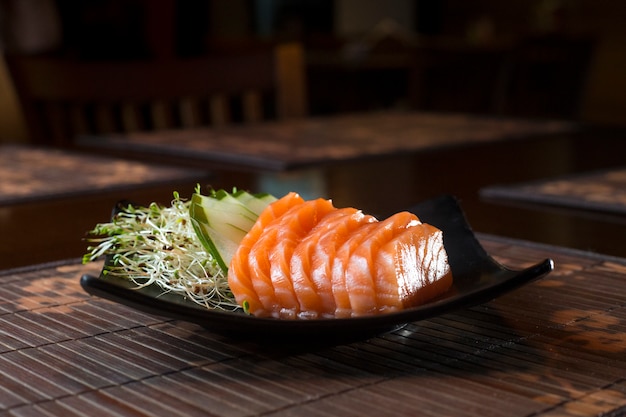 Foto sashimi e fatias de pepino