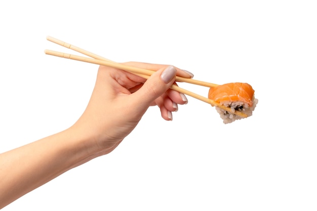 Sashimi met zalm in een vrouwelijke hand geïsoleerd op een witte achtergrond