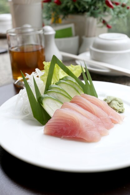 写真 新鮮なマグロの刺身（seafoods sushi）白い皿。