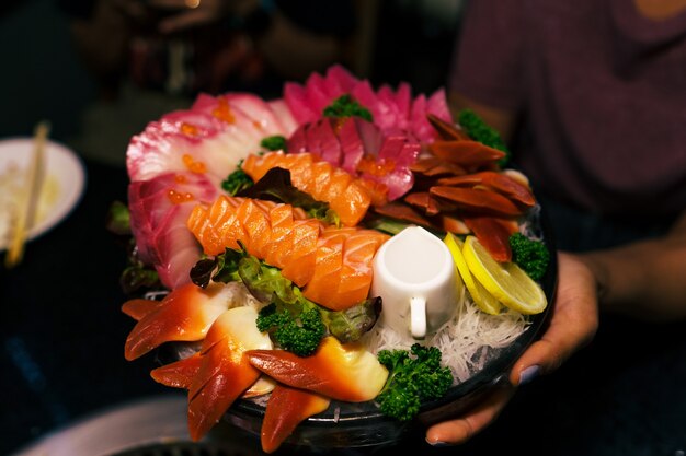 Sashimi op een bord bij het restaurant Visfilet