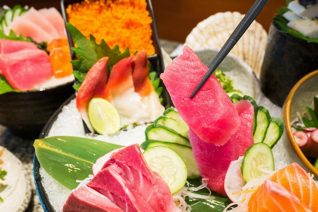 Sashimi op ijs gezet met zalm tonijn met eetstokjes
