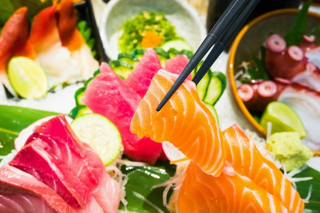 Sashimi op ijs gezet met zalm tonijn met eetstokjes