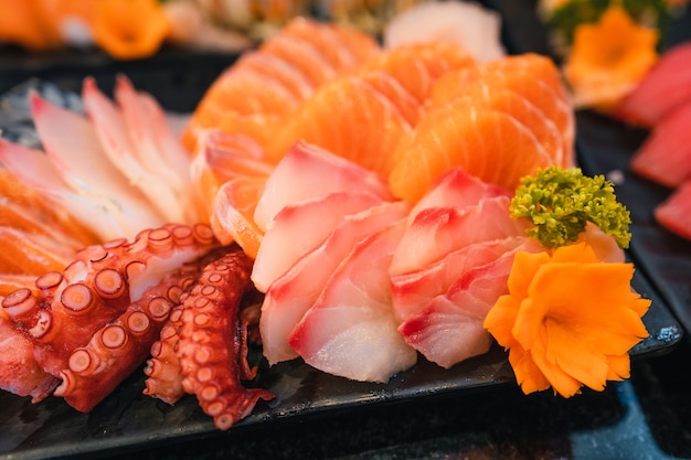 日本食レストランの皿に刺身、寿司、刺身