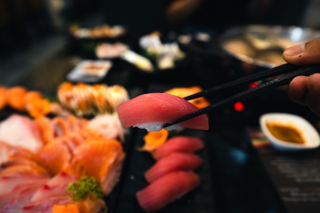 Foto sashimi su un piatto in un ristorante giapponese, sushi e sashimi