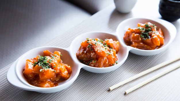 Сашими Лосось. Сашими — это японское блюдо, состоящее в основном из мелко нарезанных сырых морепродуктов.