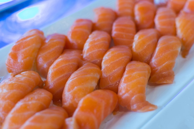 Buffet dei sushi di salmone del sashimi all'hotel tailandese