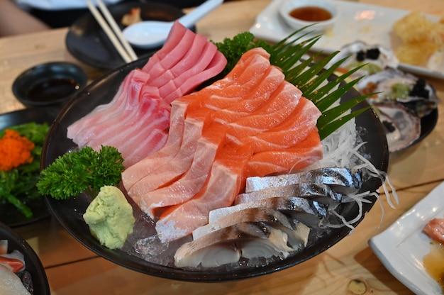 Sashimi set van Japan eten op schotel.