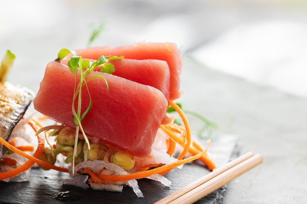 Sashimi sushi gesneden vis geserveerd op stenen plaat close-up