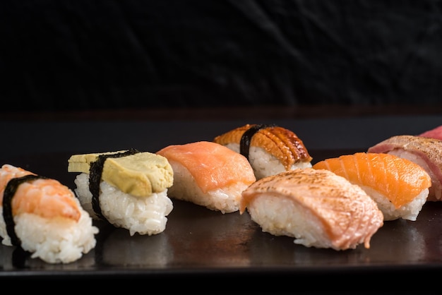 Sashimi sushi ingesteld op zwarte achtergrond