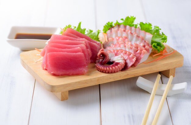 sashimi tonijn en inktvis op hout achtergrond