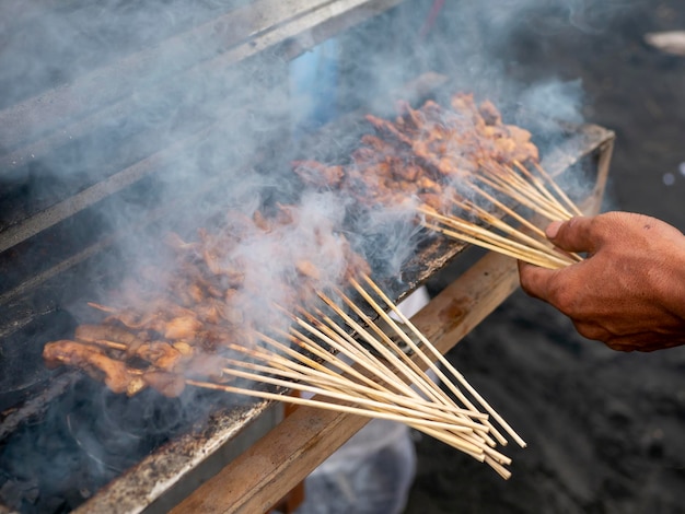 サテ・アヤムまたはチキン・サテー インドネシア・ジョグジャカルタの伝統的なサテーを浅く焦点を当てたもの