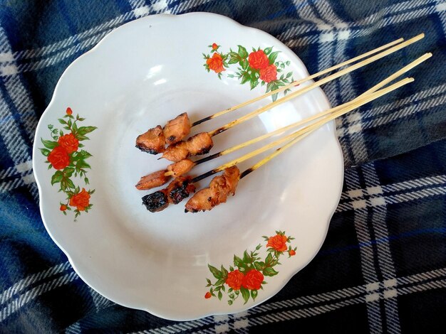 Photo sate ayam tulang khas bali or chicken satay on a plate traditional indonesian culinary food