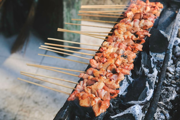 Saté Kambing of geitensaté op rood vuur grillen door mensen