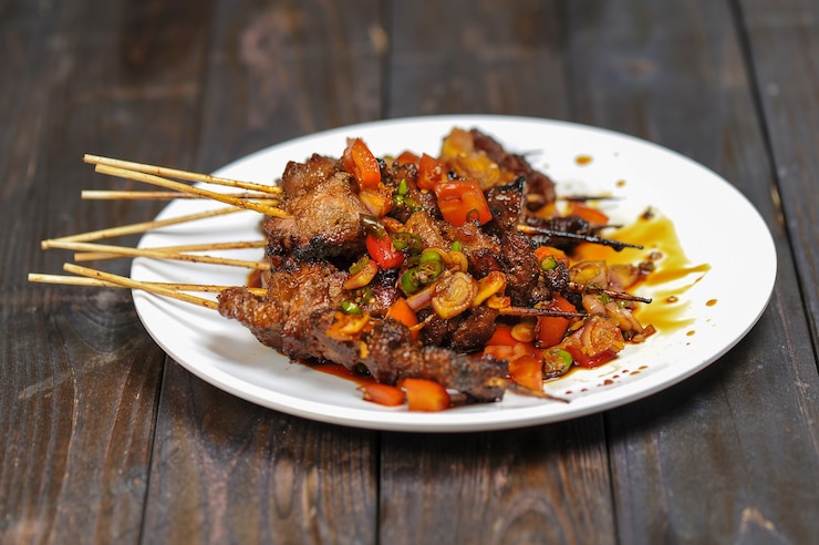 Foto sate kambing of satai is een voedsel gemaakt van jong geitenvlees dat met een stok wordt gestoken en wordt verbrand