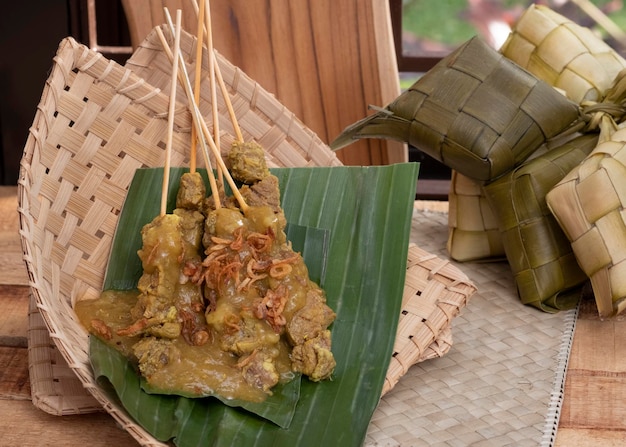 Sate Padang of saté padang is Pittige rundvlees saté uit Padang, West Sumatra. Geserveerd met pikante curry