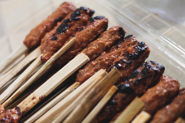 Sate Pusuk gemaakt van rundvlees en geschaafde kokosnoot, gebald en gegrild, een specialiteit van Lombok