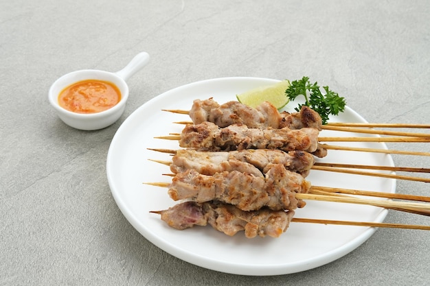 Sate Taichan 구운 치킨 사테 땅콩 소스 또는 간장 없이 삼발과 함께 접시에 제공