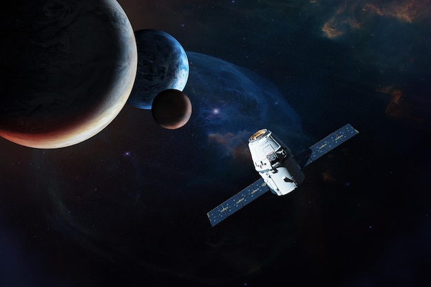 Satelliet in de buurt van de planeten in de diepe ruimte Elementen van deze afbeelding geleverd door NASA
