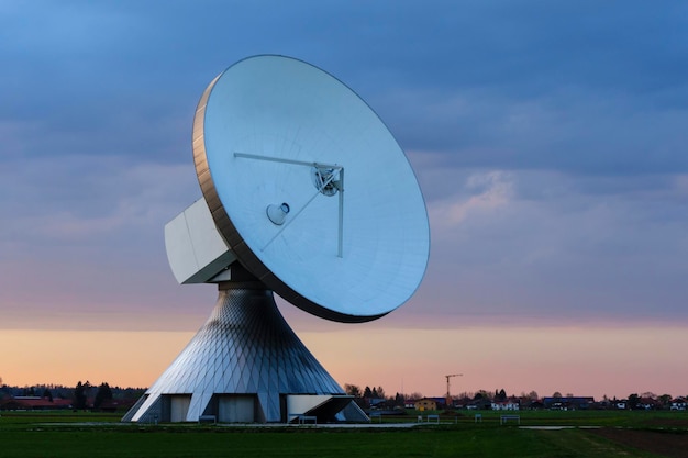 Foto satelliet schotel in de stad tegen de lucht