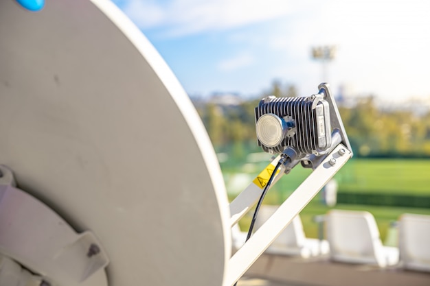 Satellietschotel biedt ontvangst van signalen van satellieten voor televisie of internet