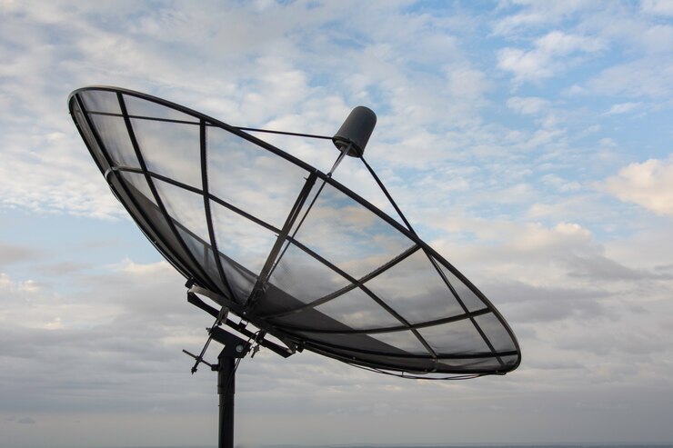 Satellietschotel met blauwe hemel