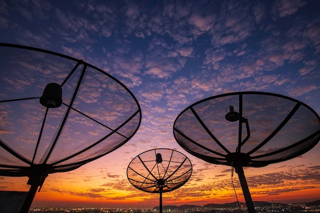 Rete di tecnologia di comunicazione arancione del tramonto della nuvola del cielo della parabola satellitare