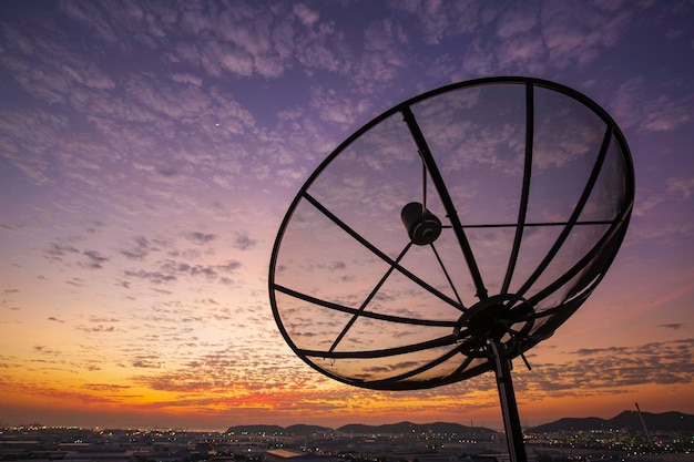 Foto rete di tecnologia di comunicazione arancione del tramonto della nuvola del cielo della parabola satellitare