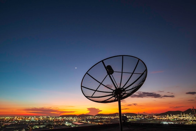 Спутниковая антенна небо облако закат оранжевый коммуникационная сеть