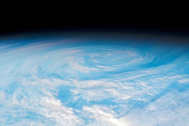 NASA から提供されたこの画像の空の要素の円形の雲形成の衛星画像