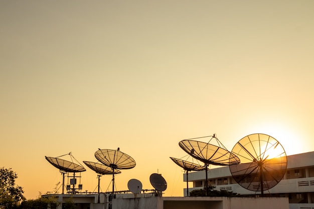 建物の屋根の上の衛星放送受信機-通信の概念