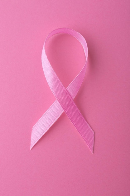 Satijn lint symbool op roze achtergrond