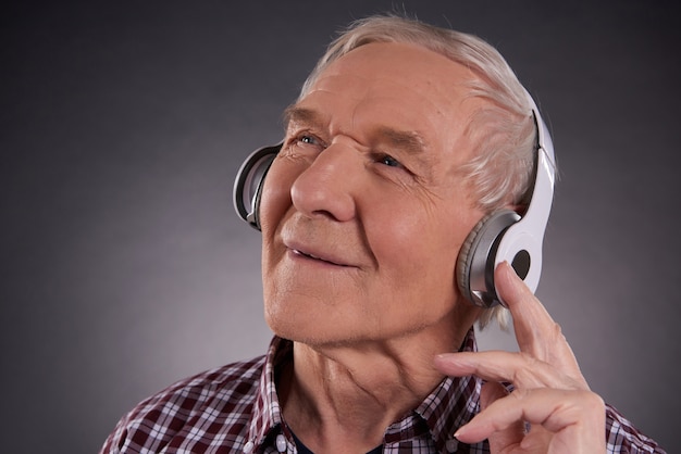 Uomo soddisfatto ascoltando musica in cuffia.