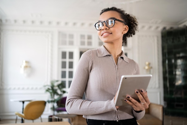 新しいタブレットを使って仕事に満足しているマネージャー メッセージを書いているフリーランサーの女性