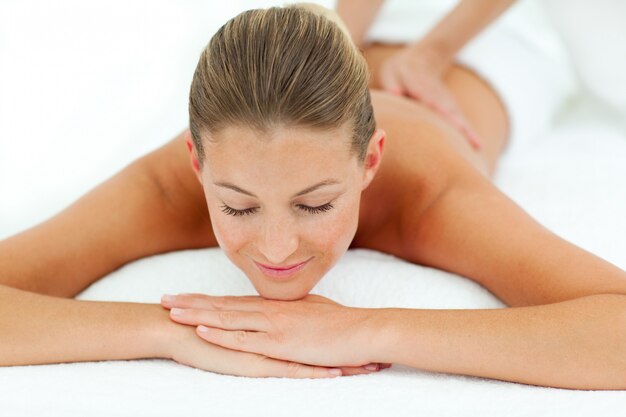Foto donna soddisfatta che gode di un massaggio
