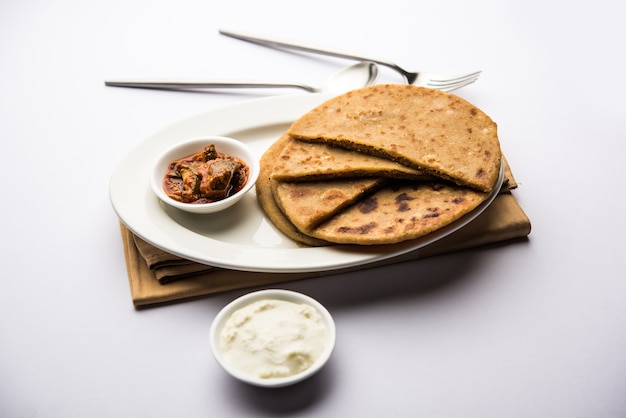 Sattu KaParathaぬいぐるみChannaDal Flour Parathaは、マンゴーピクルスと豆腐またはダヒを添えて