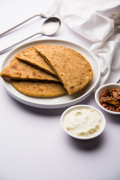 Sattu Ka Paratha Фаршированная мука Channa Dal Paratha подается с маринованным манго и творогом или дахи