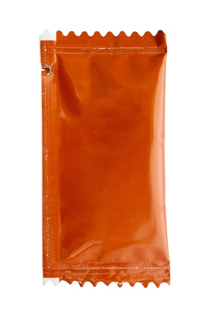 Foto pacchetto bustina salsa isolato su sfondo bianco