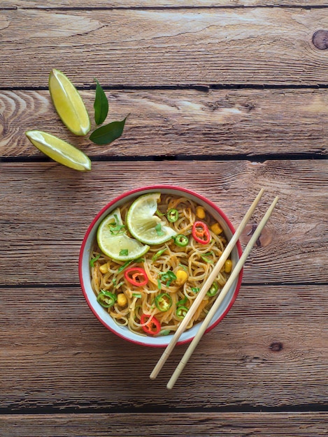 Saucy Coconut Curry met rijstnoedels en tuingroenten.