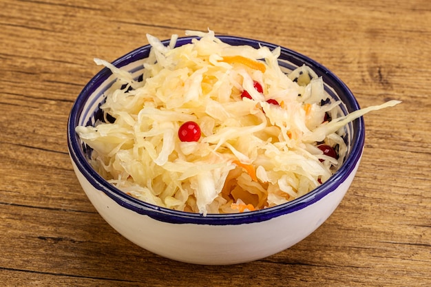 Квашеная капуста с клюквой в миске