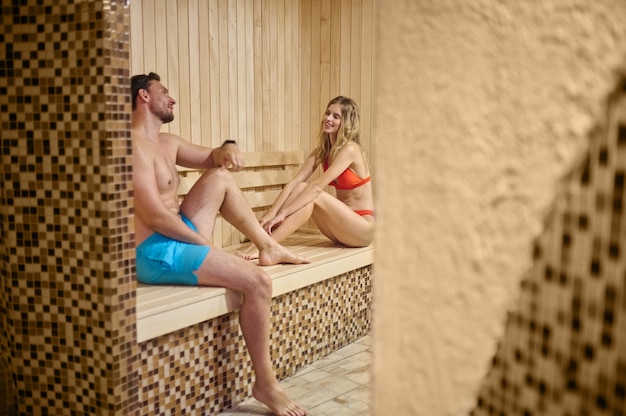 Sauna. una coppia che si rilassa mentre trascorre del tempo in sauna insieme