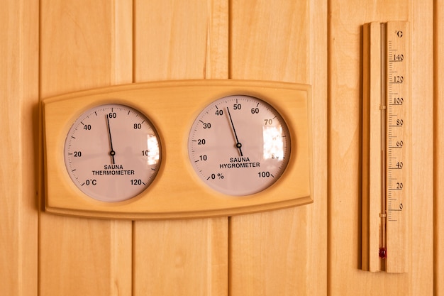 Saunathermometer en hygrometer op houten wand temperatuur in celsius