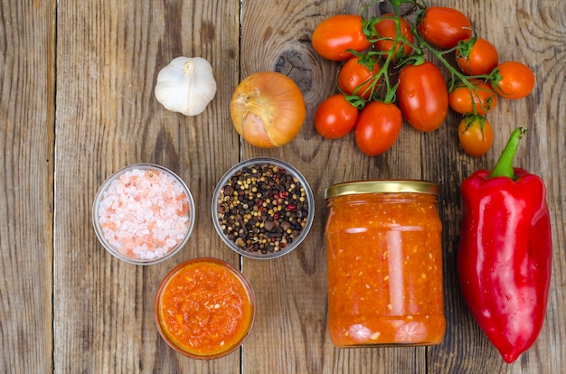 Saus, een voorgerecht van seizoensgroenten in glas.