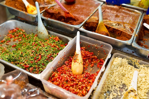 Saus verkopen in natte markt