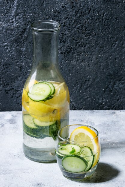 Sausachtig water van citrus komkommer