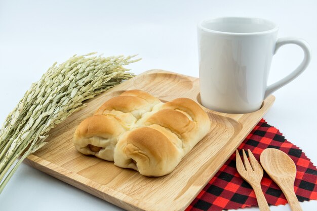 Photo sausage bread on wood plate