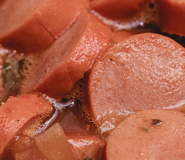 колбаса нарезанная небольшими круглыми кусочками в томатном соусе